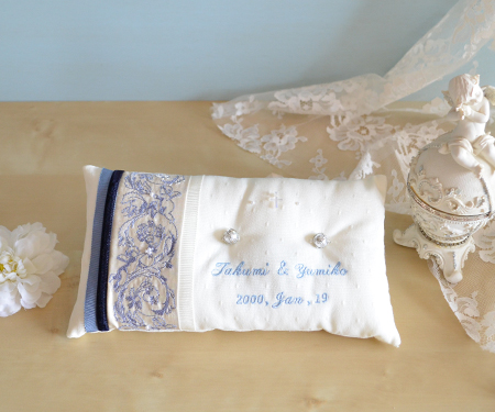 天使のオリジナル刺繍リボンが特徴のリングピロー ブルー ビンテージ モノホワイト