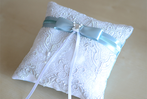 天使のオリジナル刺繍リボンが特徴のリングピロー ブルー・パピヨン
